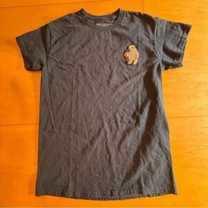 Riot Society S black T-shirt bear with red Solo cup.